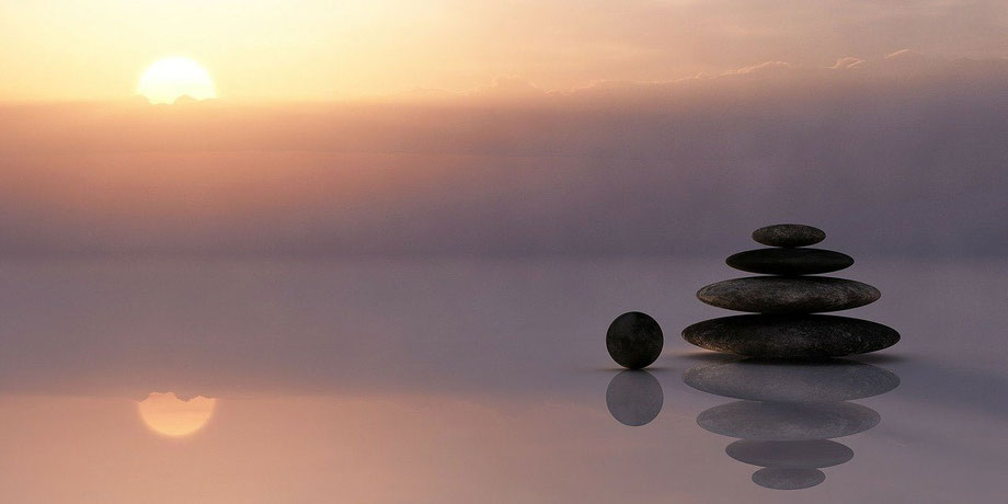 Steinhaufen und Kugel in Balance als Symbolbild für innere Ruhe nach Hypnose