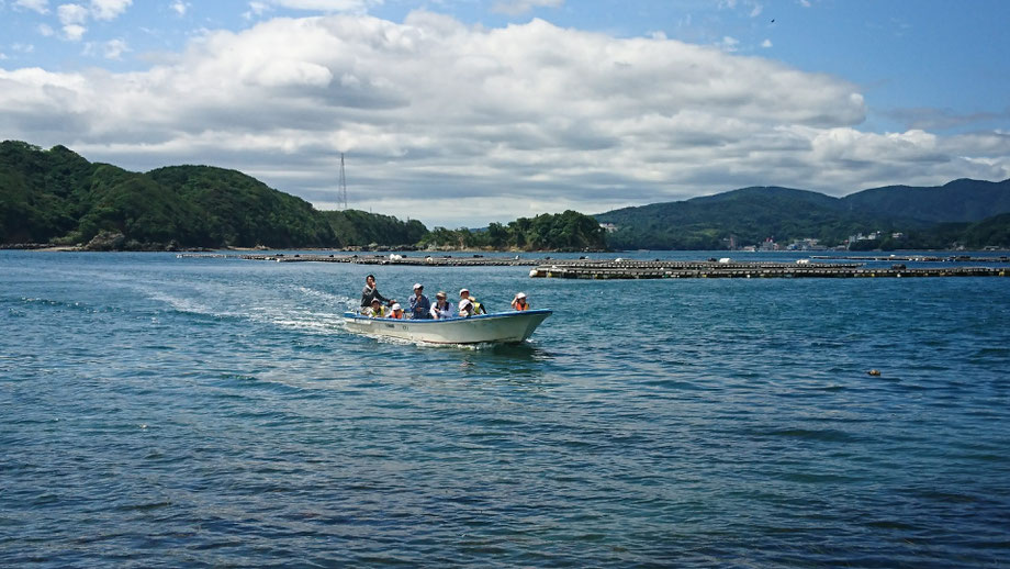 船外機で浮島へ向かう子どもたち