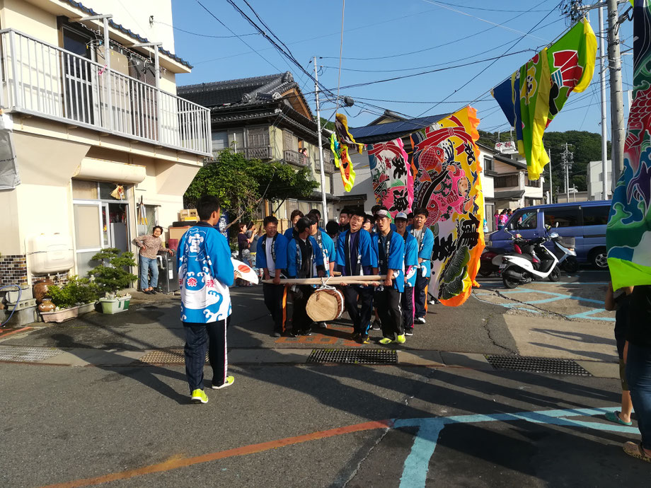 御神木を運ぶ青年たち