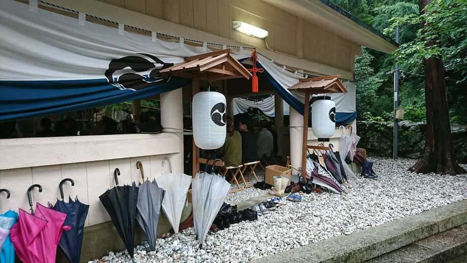 雨の中の祭礼。美多羅志神社にて。