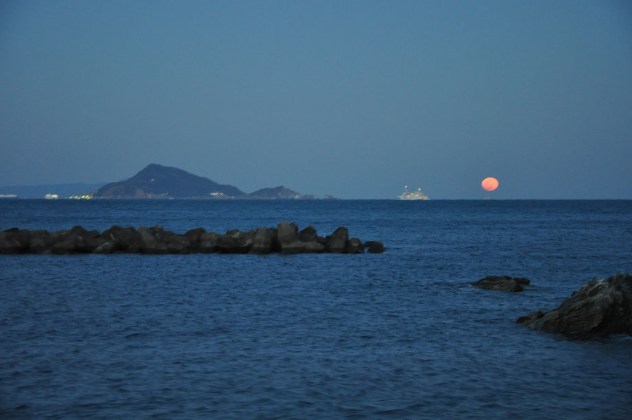 神島と月と伊勢湾フェリー