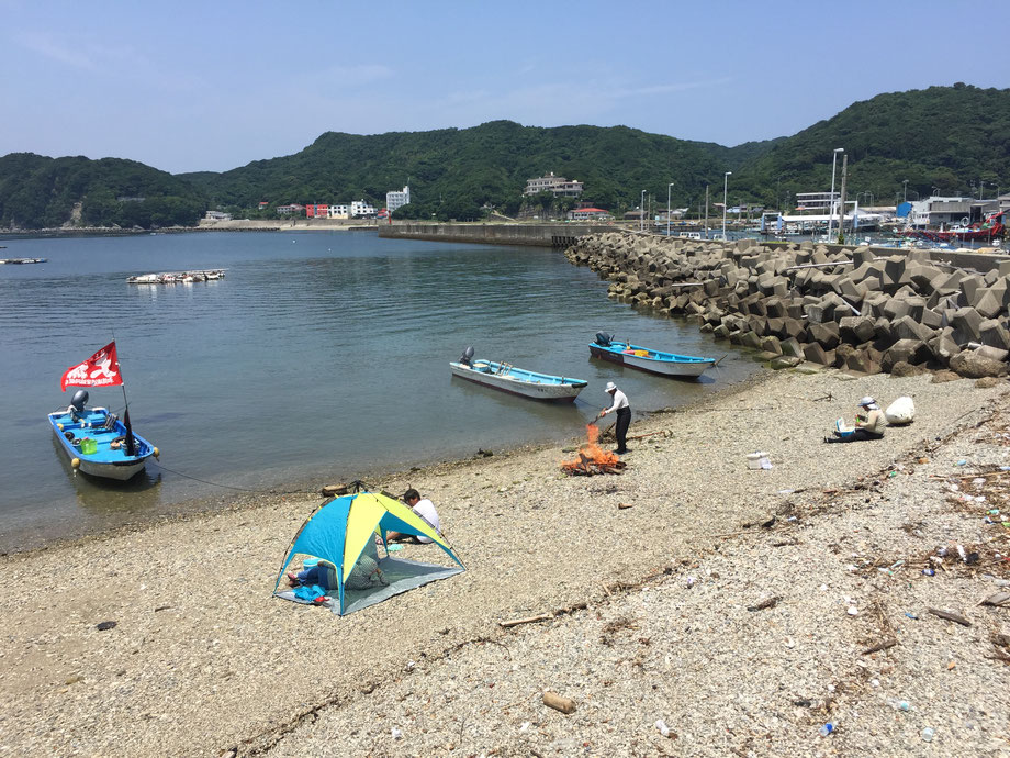 浜で火を焚いて海女漁の休憩。