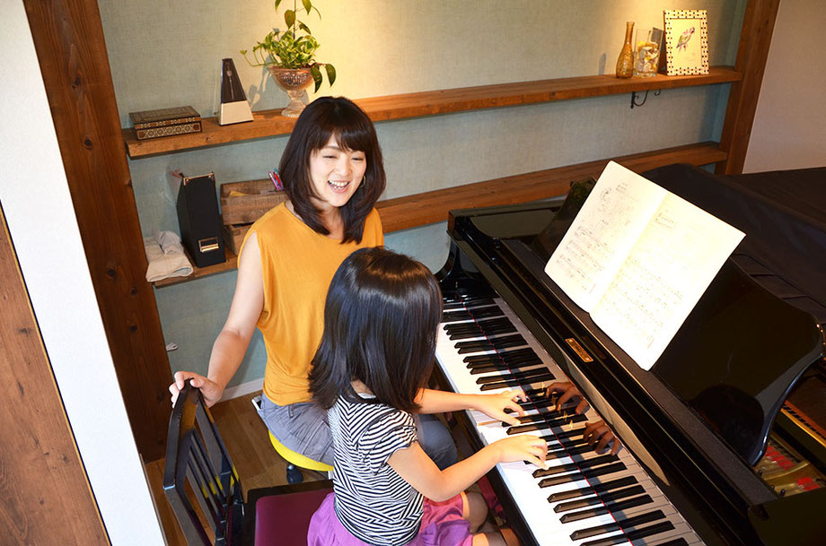 高の原のピアノ教室で笑顔でレッスンを受けるお子様と荒子先生