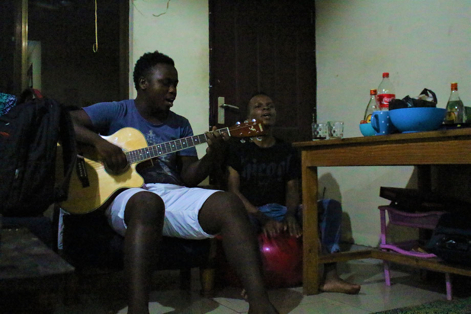 ..es gab sogar ein kleines Konzert von meinen Freunden aus Bagamoyo ^_^