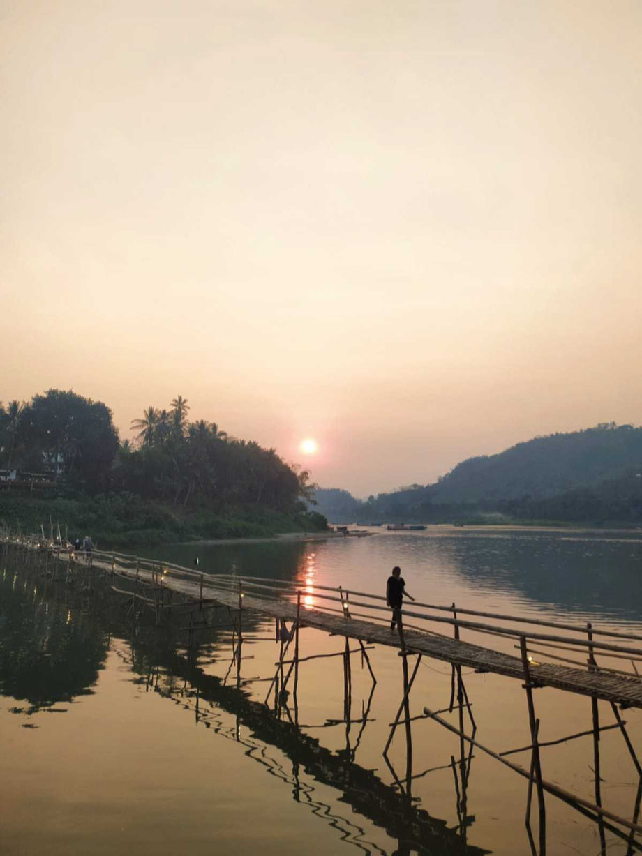 Bambusbrücke in Luang Prabang. Sie muss jedes Jahr nach der Regenzeit erneuert werden.