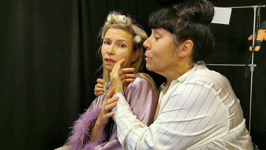 Filmdiva Jackie Otis (Simone Suko, links) mit ihrer Assistentin Dotty (Beate Pitronik). Foto © Veranstalter