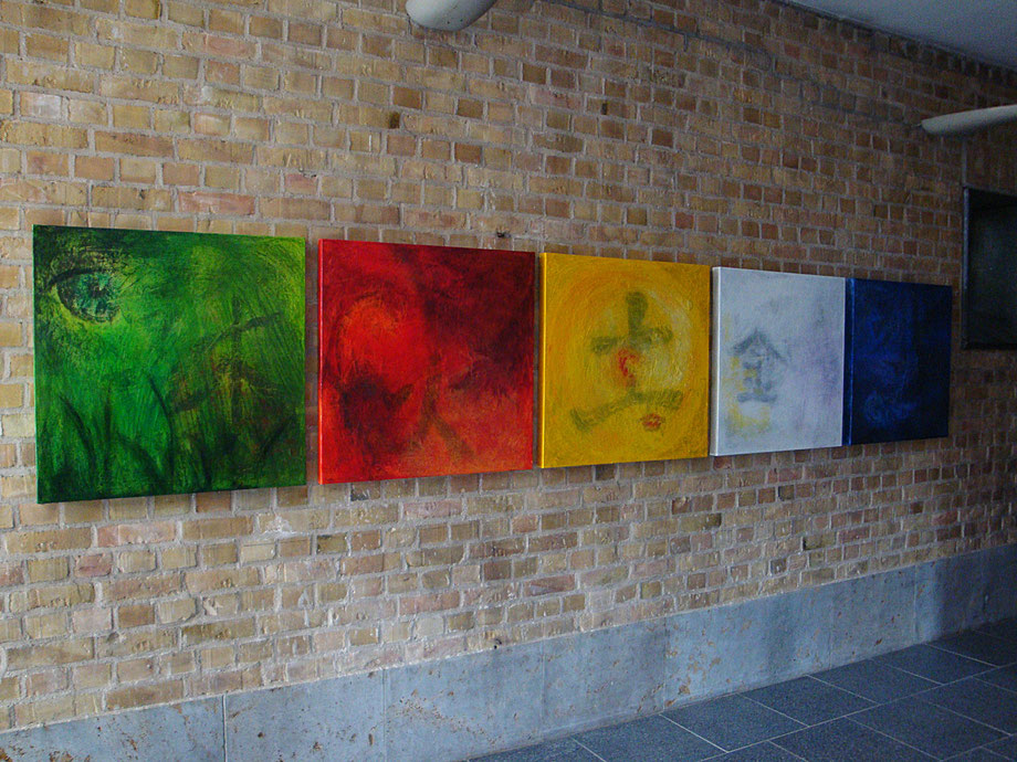 Fünf Bilder an der Wand hängend. Das erste ist in Grün gehalten, das zweite in Rot, das dritte in gelb, das vierte in weiß und das letzte in dunkelblau und Schwarz