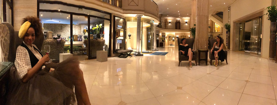 Unser zweiter Abend im Excelsior Hotel Köln war noch schöner als der Erste Abend. Mit einem Glas Weißwein in der Lobby des Excelsior Hotel Ernst sitzen... Warum nicht!
