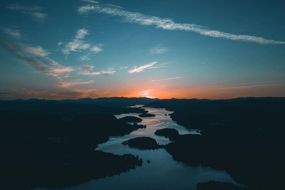 Sonnenuntergang Landschaft mit Fluss und Wald