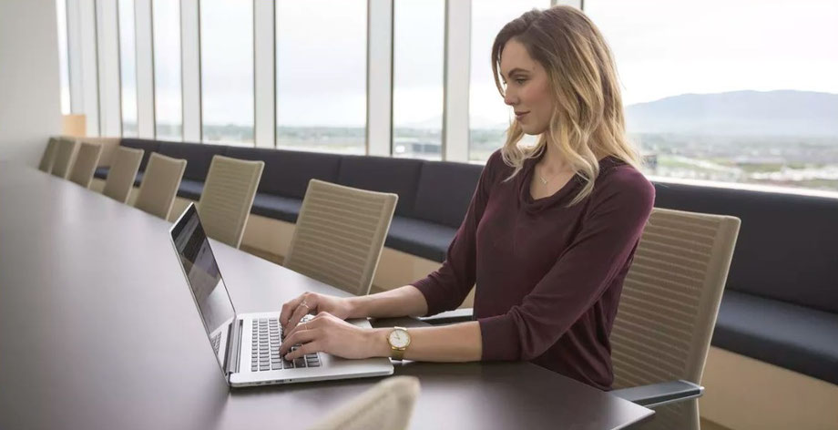 come organizzare riunioni virtuali manager donna