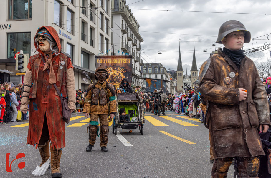 Wey-Umzug, Güdismäntig, Fasnacht, Altstadt luzern, Ausflugsziel Luzern, Zunft zu Safran, älteste Zunft Luzern, Fasnachtsumzug, Grinden, Masken treiben, Carnival of Lucerne, Fasnacht Luzern 2024, carnival lucerne 2024, Wey Zunft, Umzug, Guggemusik,