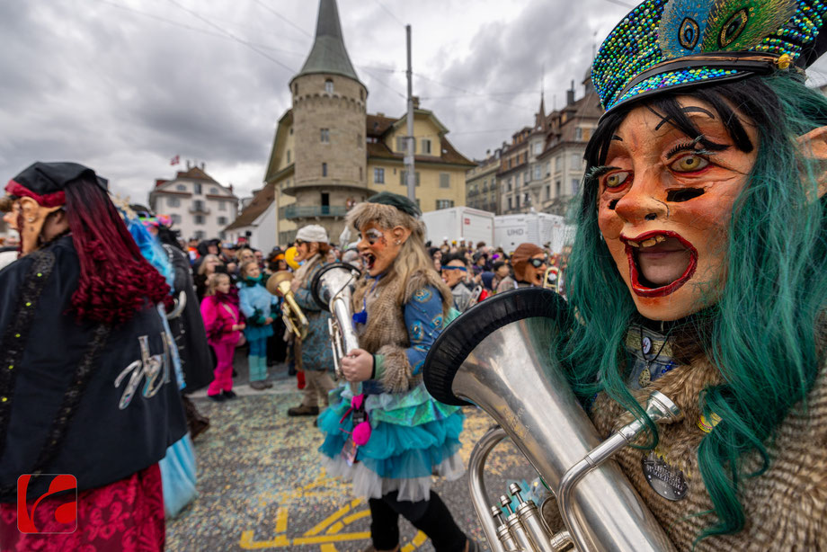 Wey-Umzug, Güdismäntig, Fasnacht, Altstadt luzern, Ausflugsziel Luzern, Zunft zu Safran, älteste Zunft Luzern, Fasnachtsumzug, Grinden, Masken treiben, Carnival of Lucerne, Fasnacht Luzern 2024, carnival lucerne 2024, Wey Zunft, Umzug, Guggemusik,