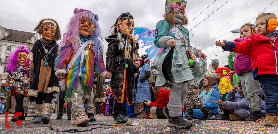 Wey-Umzug, Güdismäntig, Fasnacht, Altstadt luzern, Ausflugsziel Luzern, Zunft zu Safran, älteste Zunft Luzern, Fasnachtsumzug, Grinden, Masken treiben, Carnival of Lucerne, Fasnacht Luzern 2024, carnival lucerne 2024, Wey Zunft, Umzug, Guggemusik,