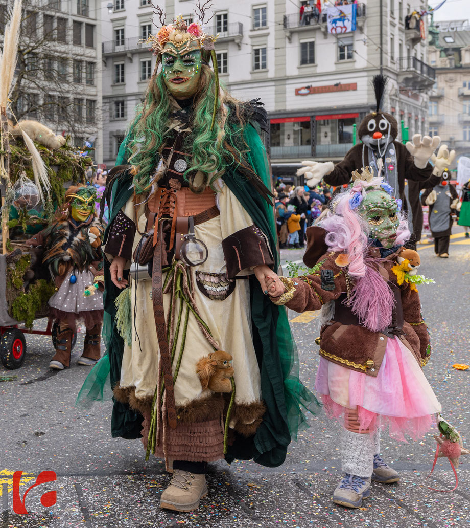 Wey-Umzug, Güdismäntig, Fasnacht, Altstadt luzern, Ausflugsziel Luzern, Zunft zu Safran, älteste Zunft Luzern, Fasnachtsumzug, Grinden, Masken treiben, Carnival of Lucerne, Fasnacht Luzern 2024, carnival lucerne 2024, Wey Zunft, Umzug, Guggemusik,