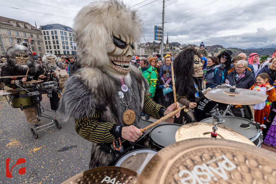 Wey-Umzug, Güdismäntig, Fasnacht, Altstadt luzern, Ausflugsziel Luzern, Zunft zu Safran, älteste Zunft Luzern, Fasnachtsumzug, Grinden, Masken treiben, Carnival of Lucerne, Fasnacht Luzern 2024, carnival lucerne 2024, Wey Zunft, Umzug, Guggemusik,