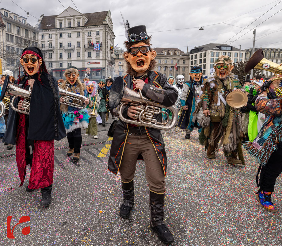 Wey-Umzug, Güdismäntig, Fasnacht, Altstadt luzern, Ausflugsziel Luzern, Zunft zu Safran, älteste Zunft Luzern, Fasnachtsumzug, Grinden, Masken treiben, Carnival of Lucerne, Fasnacht Luzern 2024, carnival lucerne 2024, Wey Zunft, Umzug, Guggemusik,