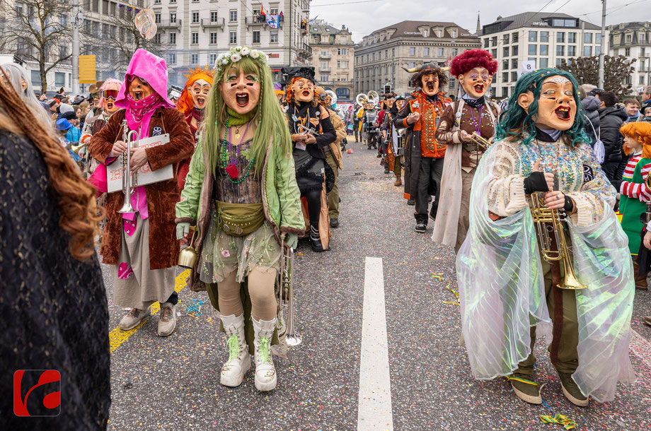 Wey-Umzug, Güdismäntig, Fasnacht, Altstadt luzern, Ausflugsziel Luzern, Zunft zu Safran, älteste Zunft Luzern, Fasnachtsumzug, Grinden, Masken treiben, Carnival of Lucerne, Fasnacht Luzern 2024, carnival lucerne 2024, Wey Zunft, Umzug, Guggemusik,