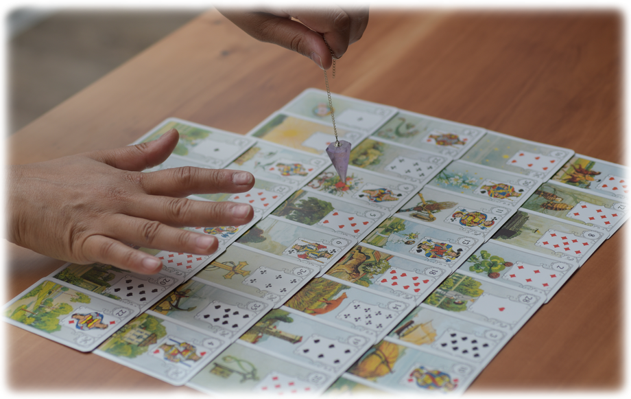 Kartenlegen-Sitzung bei Aryana Rathi mit Tarot- und Engelskarten, um Klarheit und Orientierung in verschiedenen Lebensbereichen zu gewinnen.