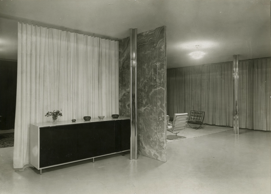 Haus Tugendhat, Wohnraum am Abend, Blick vom Eingang gegen Süden, mit Vitrine von Lilly Reich. Foto: Rudolf de Sandalo 1931