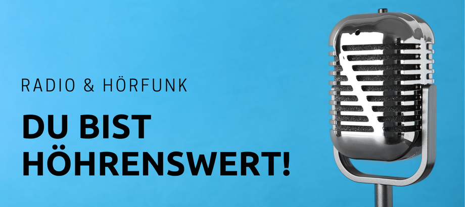 Tisch mit ON AIR Schild, Mikrofon, Lampen, Stativ und weiterem Equipment