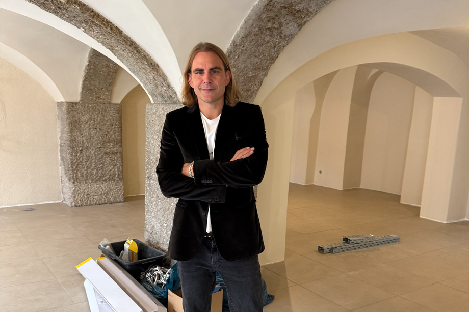 Christian Sturmayr steht im vorübergehenden Pop-up- Salon in der Grießgasse