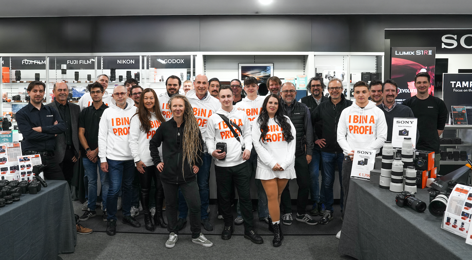 Gruppenfoto des Teams der Kücher Digitalen Welt in der Salzburger Filiale während der Jubiläumsfotomesse.