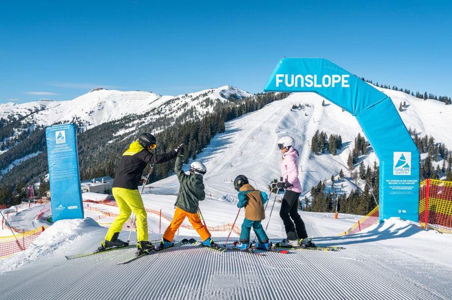 Gruppe mit Kindern startet an der Funslope XXL bei der Hochmaisbahn für eine abwechslungsreiche Abfahrt.