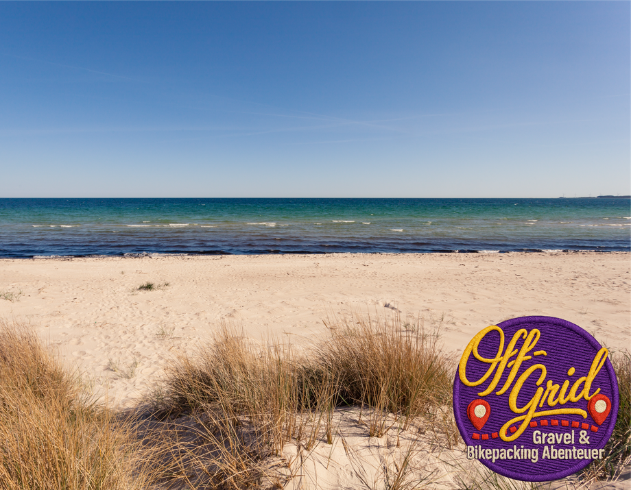 Gravel- und Bikepacking-Tour auf Gotland mit Küstenwegen, rauen Kalksteinformationen und Ostsee-Panorama.