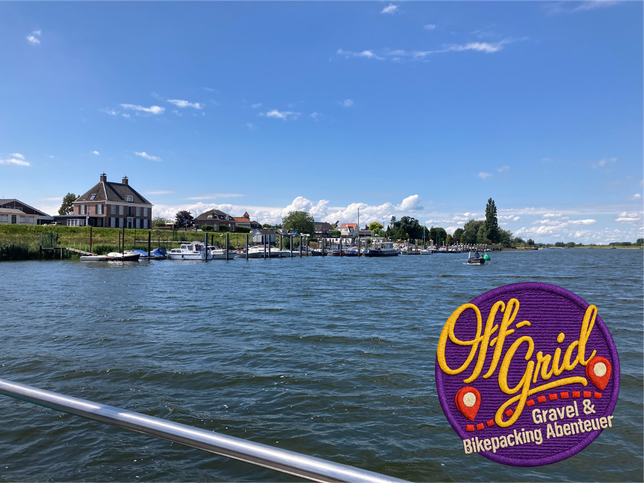 Bikepacking-Runde von Brielle über Amsterdam zurück nach Brielle entlang von Deichen, Grachten und Nordsee-Küstenlandschaft.