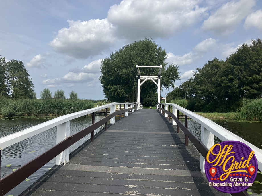 Gravel- und Bikepacking-Tour von Groningen nach Amsterdam durch niederländische Polderlandschaften, Kanäle und historische Städte.