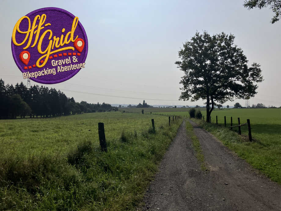 Gravel-Bikepacking-Runde durch Belgien mit schnellen Hardpack-Pisten, Waldwegen und ländlicher Landschaft.