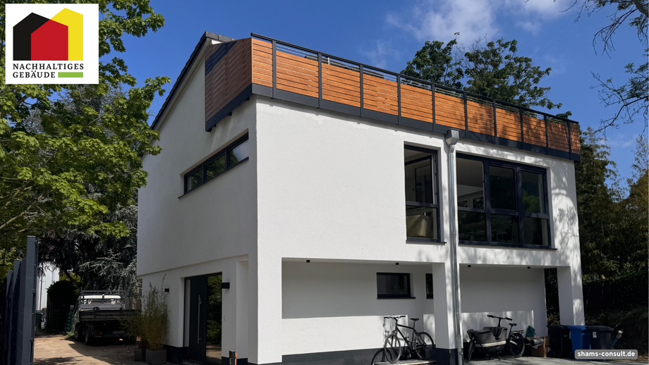 Renoviertes zweistöckiges Haus mit Fenstern und Dachterrasse mit Holzverkleidung