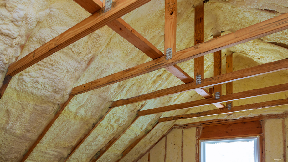 Dachgeschoss mit Holzbalken und gedämmten Wänden