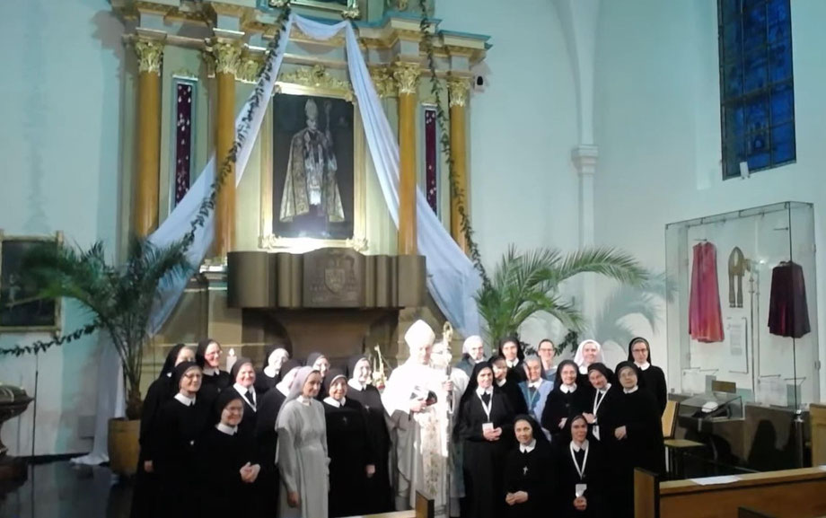 Die Eucharistinerinnen aus unterschiedlichen Ländern mit dem Weihbischof nach der Feier der Hl. Messe in Mariampol/Litauen