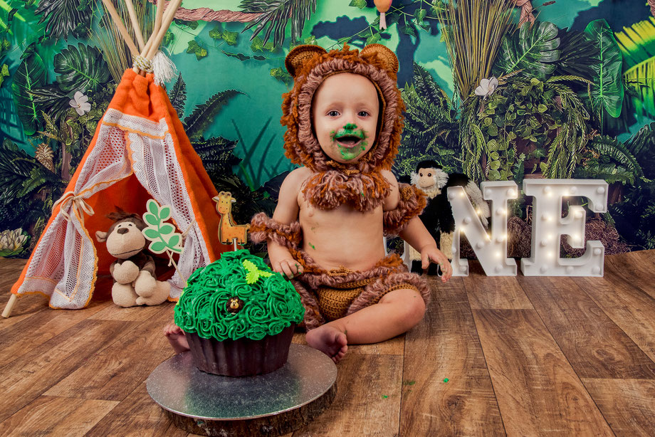 Baby in leeuwpak met taart