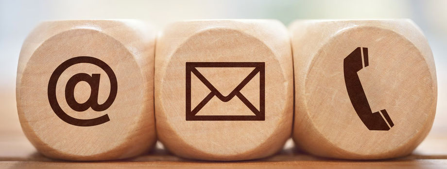 Kontakticons für E-Mail, Post und Telefon auf Holzwürfeln