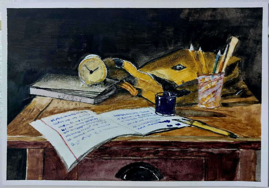Bodegón con reloj amarillo, cuaderno abierto, pluma, libros y útiles de escritorio sobre una mesa.