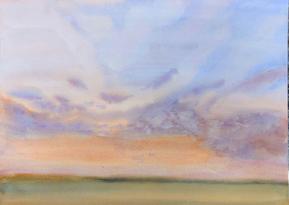 Cielo amplio con nubes difusas en tonos azulados, rosados y violetas sobre un horizonte plano.