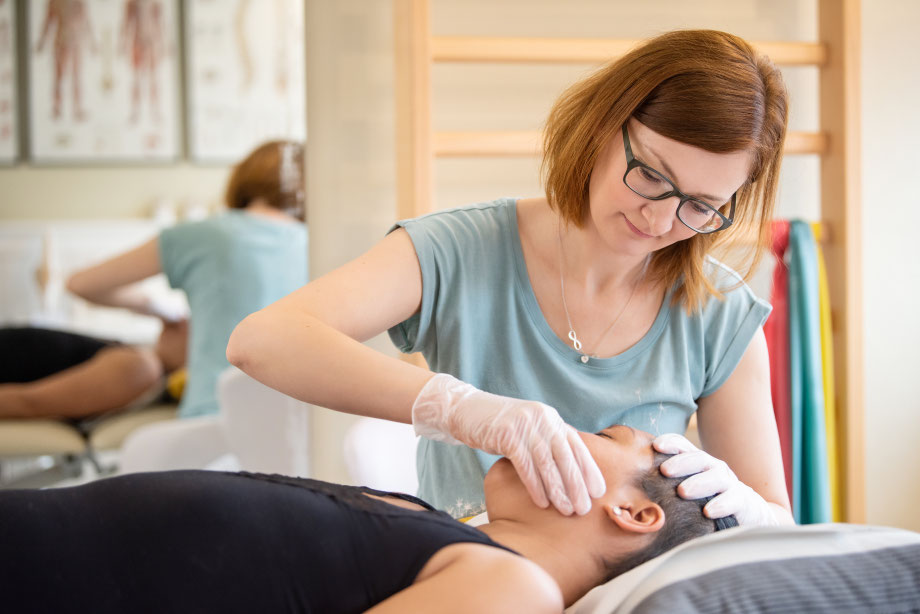 Physiotherapeutin Petra Punz behandelt Kiefer- und Gesichtsschmerzen in ihrer Praxis in Weiz 