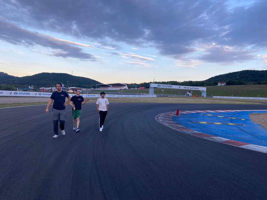 Streckenbegehung bei trockenen Bedingungen am Vorabend. Bild: T. Emmerling