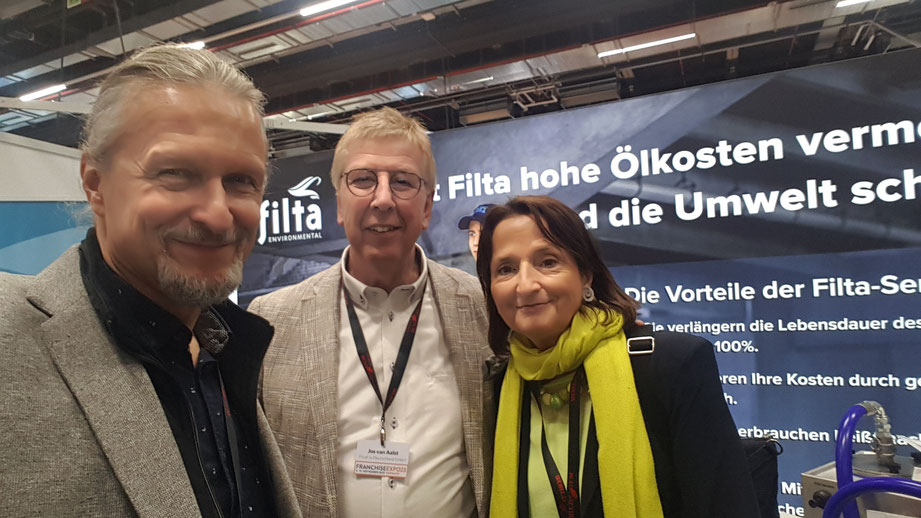 «Prof. Veronika Bellone & Thomas Matla mit Jos van Aalst, Managing Director European Operations Filta Group» FEX23, Deutschland © Bellone Franchise Consulting GmbH