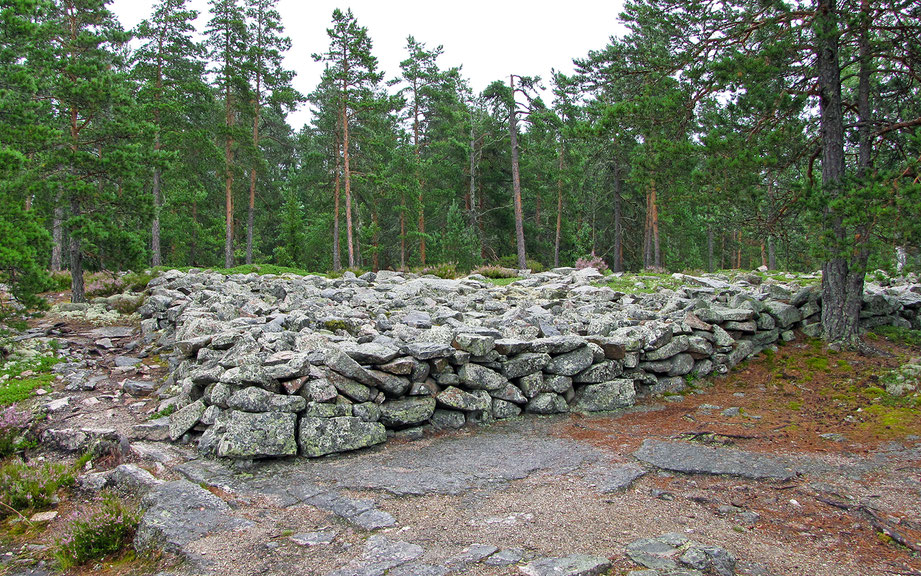 世界遺産「サンマルラハデンマキの青銅器時代の埋葬地」、「教会の床」の名を持つケルン、キルコンラーティア