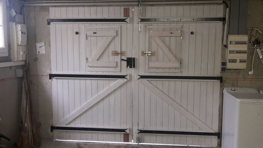 Porte de garage en bois ouvrante à la française