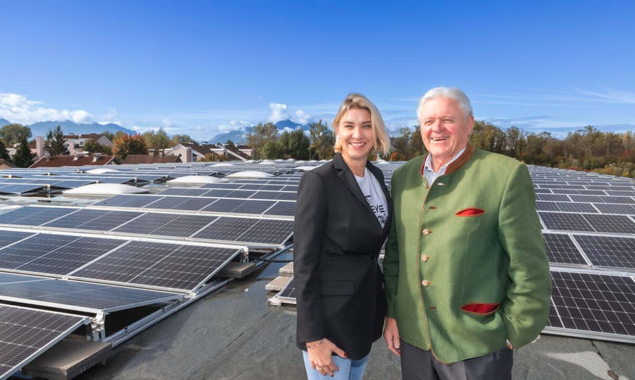 Elisabeth und KR Sepp Eder freuen sich auf dem Dach im Gewerbegebiet Itzling über die größte Photovoltaikanlage der Stadt Salzburg.