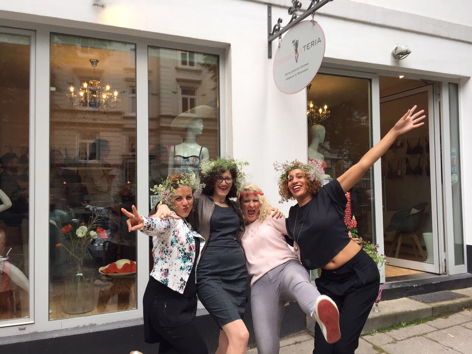 Schenke deiner besten Freundin ein besonderes Event, z.B. zum Geburtstag oder zum Junggesellinnenabschied, eine Dessous-Party in der DESSOUSTERIA in Hamburg