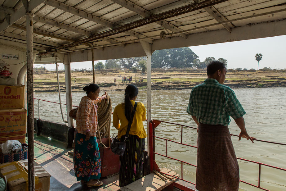 accostage du ferry sur les rives de l'Irrawaddy