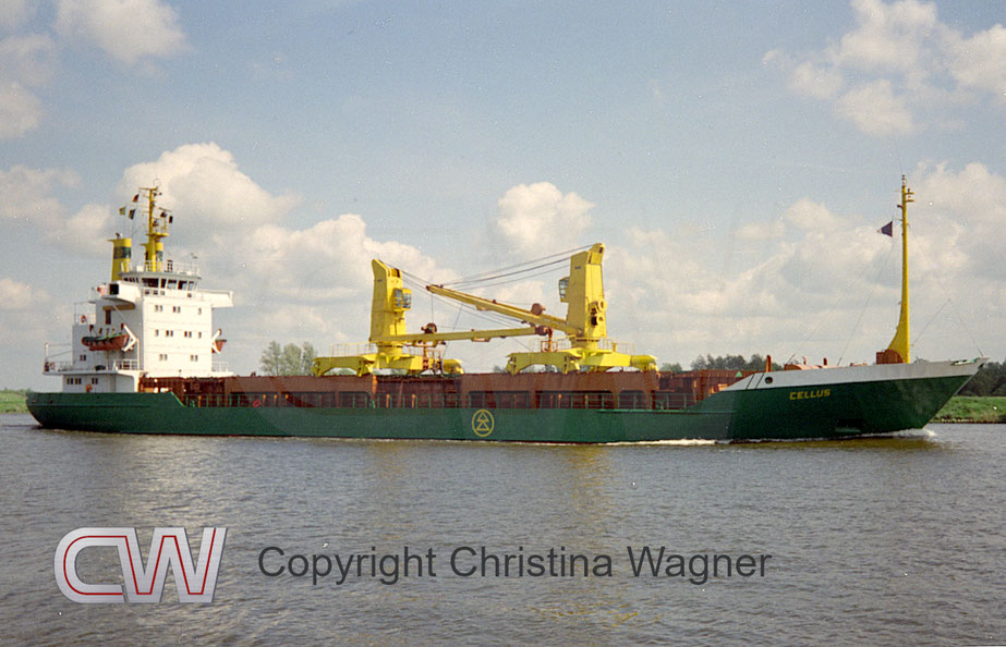 Die 1978 gebaute erste CELLUS. Das 1990 von der Braren Reederei erworbene Schiff wurde 1998 durch die gerade in Glückstadt liegende CELLUS ersetzt. Das Bild zeigt die CELLUS 1989 auf dem Nord-Ostsee Kanal