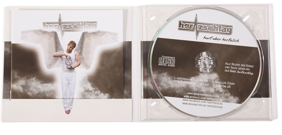geöffnetes DigiPack mit CD und eingelegtem Booklet