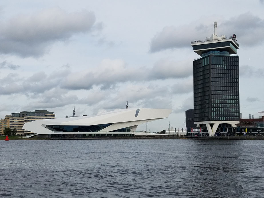 Links: Eye Filmmuseum, rechts Adam Tower mit A'dam Lookout, den überhängenden Schaukeln vom Skydeck, Europas höchste Schaukel "Over the Edge"