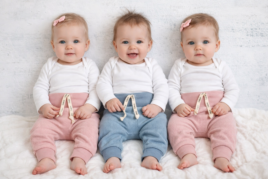Drei Babys in Waffel-Hosen - Geschenk-Sets für Babykleider | Scherzinger-Baby
